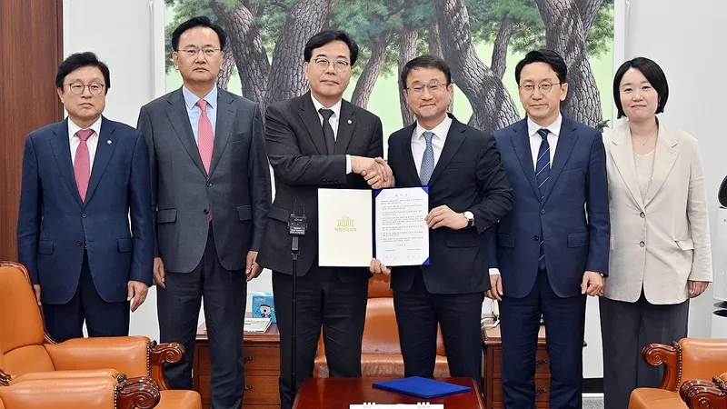 Lãnh đạo đảng Dân chủ cầm quyền và đảng đối lập Sức mạnh Nhân dân đạt thỏa thuận về dự luật ngân sách bổ sung. Ảnh: YONHAP 