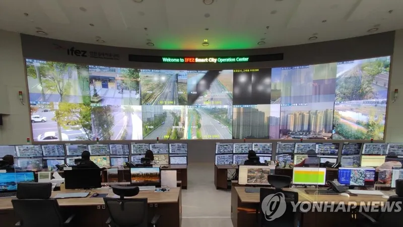 Phòng điều khiển hệ thống quản lý thành phố thông minh tại Incheon, phía tây Seoul. Ảnh: Yonhap