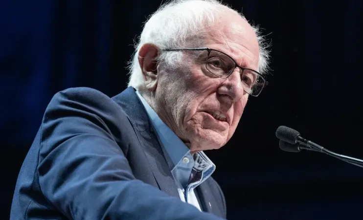 Thượng nghị sĩ Bernie Sanders phát biểu trong một cuộc mít tinh tại New York. Ảnh: The Guardian