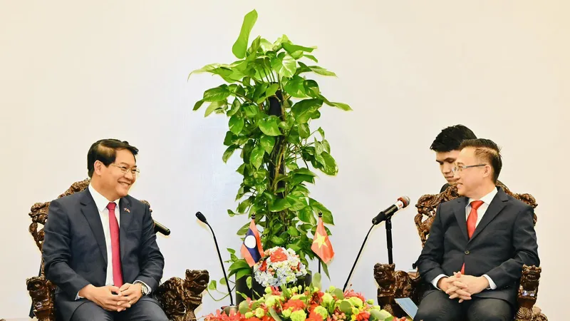 Đồng chí Đặng Minh Thông, Phó Bí thư Thành ủy TPHCM (bên phải) tại buổi tiếp đồng chí Athsaphangthong Siphandone. Ảnh: VIỆT DŨNG