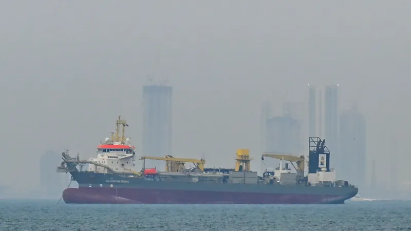 Tàu thuyền neo ở vùng biển ngoài khơi Dubai do hoạt động hàng hải bị gián đoạn ở eo biển Hormuz. Ảnh: THX