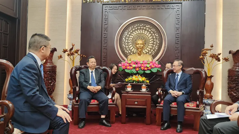 Phó Bí thư Thành ủy TPHCM Đặng Minh Thông (phải) tiếp Bí thư Đảng ủy khu Đông Thành, Bắc Kinh, Trung Quốc. Ảnh: VIỆT ANH