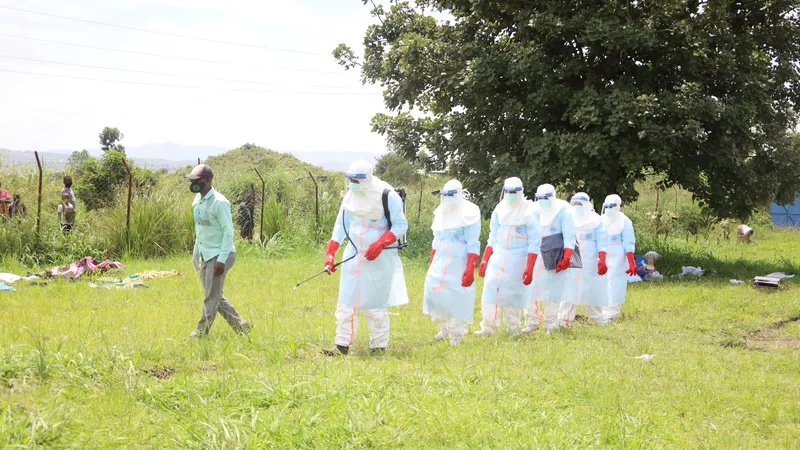 Nhân viên y tế tiến hành khử trùng để ngăn chặn sự lây lan của virus Ebola tại thị trấn Rwampara, tỉnh Ituri, CHDC Congo. Ảnh: THX