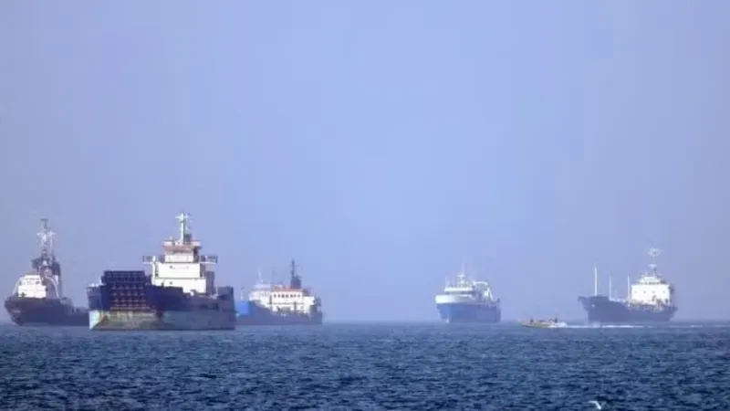 Tàu thuyền vận chuyển trên eo biển Hormuz. ẢNH: THX