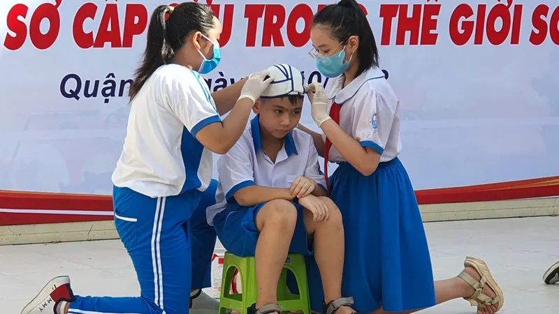 Hàng trăm học sinh quận 3 diễn tập sơ cấp cứu