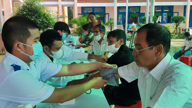 Khám bệnh từ thiện cho người dân ở huyện Tân Hồng
