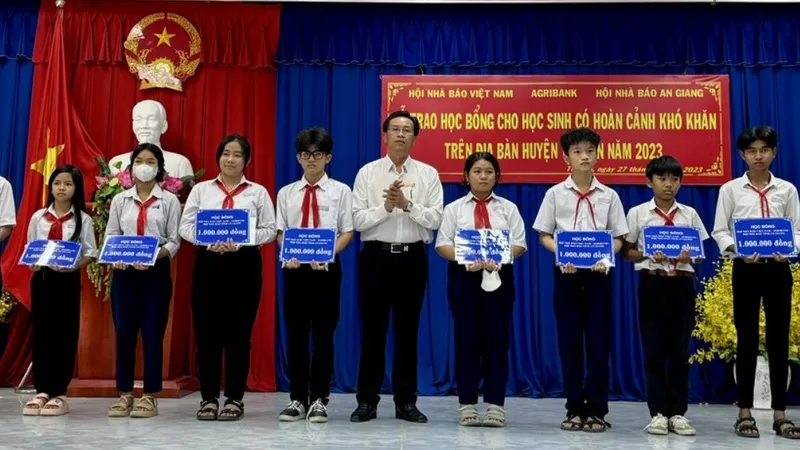 Ông Bùi Đỗ Trọng, Giám đốc Agribank chi nhánh huyện Tri Tôn trao học bổng cho học sinh 