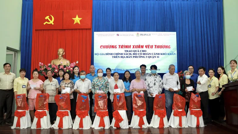 Tặng 100 phần quà tết cho người dân có hoàn cảnh khó khăn ở phường 3, quận 11