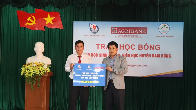 Agribank đồng hành Hội Nhà báo tỉnh Lâm Đồng trao học bổng cho học sinh tại huyện Đam Rông. Ảnh: CTV