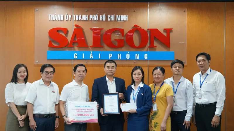 Royal School trao 50 triệu đồng cho Báo Sài Gòn Giải Phóng hỗ trợ đồng bào miền Bắc khắc phục hậu quả bão Yagi. Ảnh: VIỆT NGA