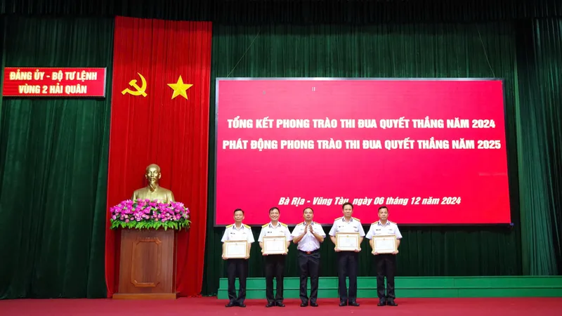 Thủ trưởng Bộ Tư lệnh Hải quân trao tặng bằng khen của Bộ Quốc phòng cho các tập thể, cá nhân tiêu biểu. Ảnh: MINH SƠN