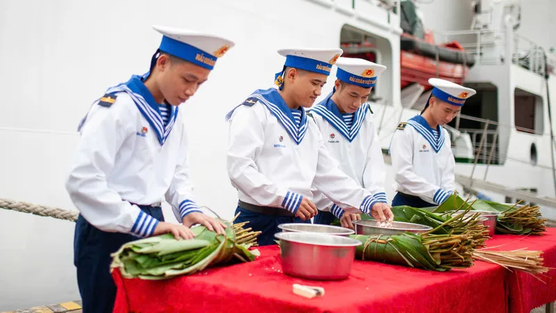 Bộ Tư lệnh Vùng 3 Hải quân thăm, chúc Tết cán bộ, chiến sĩ và quân, dân huyện đảo Cồn Cỏ và Lý Sơn