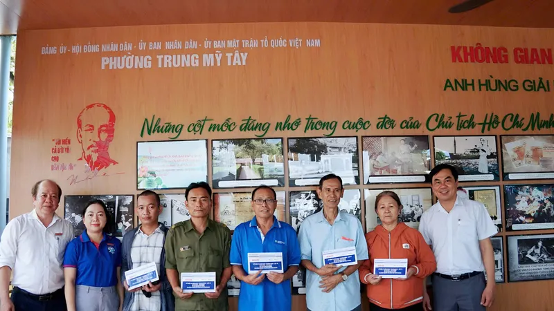 Báo Sài Gòn Giải Phóng tặng quà tri ân các gia đình người có công với cách mạng có hoàn cảnh khó khăn tại phường Trung Mỹ Tây. Ảnh: VIỆT NGA