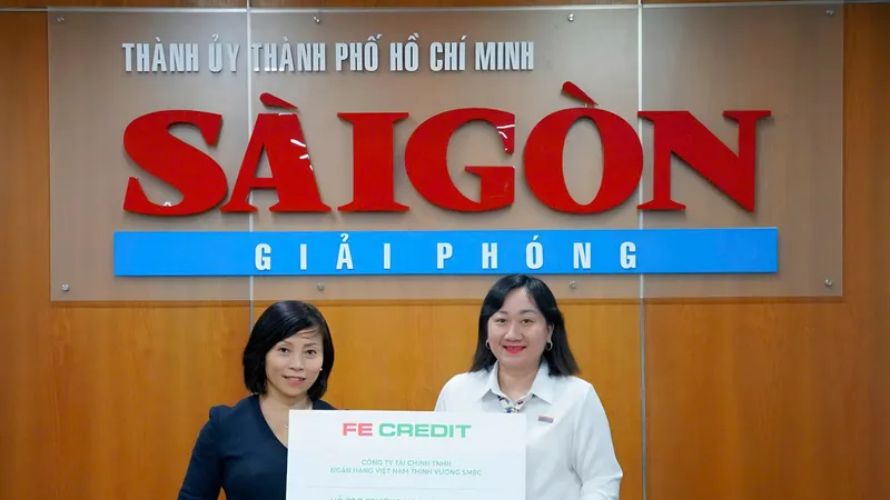 Phó Tổng Biên tập Bùi Thị Hồng Sương (áo trắng) tiếp nhận 100 triệu đồng hỗ trợ trường học và học sinh bị ảnh hưởng bão, lũ năm 2025. Ảnh: VIỆT NGA