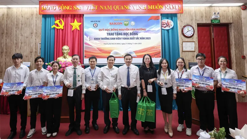 Ban tổ chức trao học bổng khen thưởng sinh viên y khoa xuất sắc trường Đại học Y khoa Phạm Ngọc Thạch và Trường Đại học Y Dược TPHCM