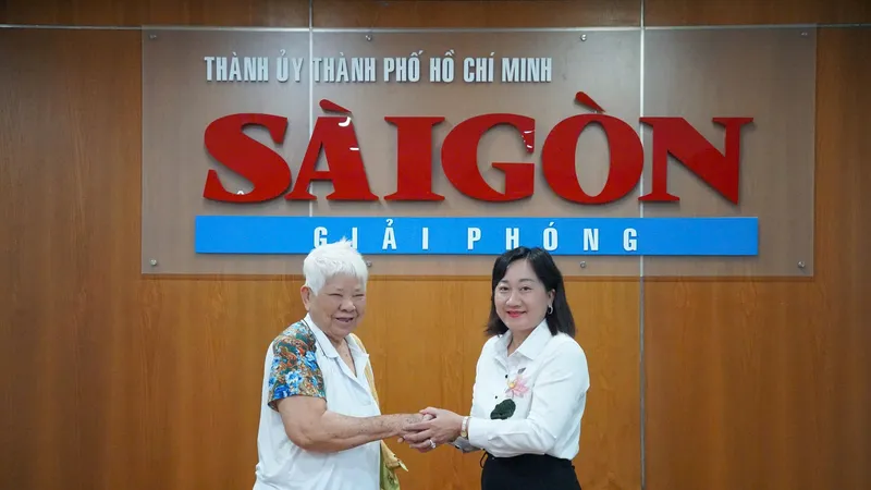 Bà Nguyễn Thị Dậu đến Báo Sài Gòn Giải Phóng trao 300 triệu đồng tiền mặt hỗ trợ đồng bào bị thiệt hại do bão lũ. Ảnh: VIỆT NGA