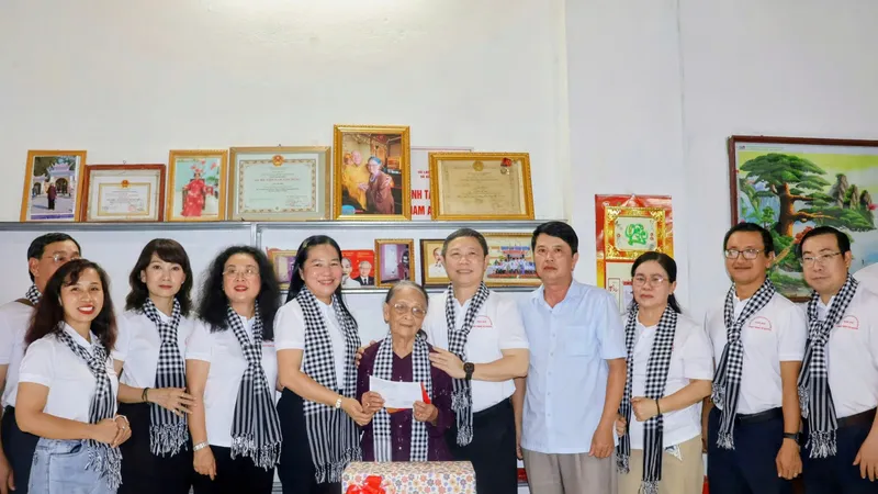 Đoàn đại biểu TPHCM “Hành trình theo chân Bác” tri ân các Mẹ Việt Nam Anh hùng tại Cao Bằng