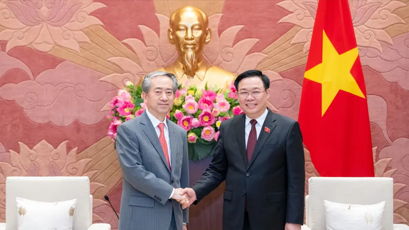 Chủ tịch Quốc hội Vương Đình Huệ tiếp Đại sứ Trung Quốc tại Việt Nam Hùng Ba
