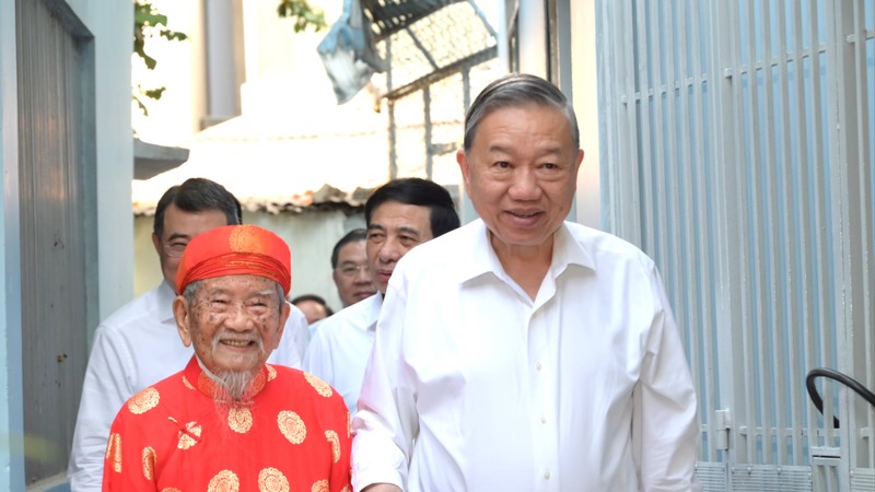 苏林总书记探望并向阮廷思研究家贺年