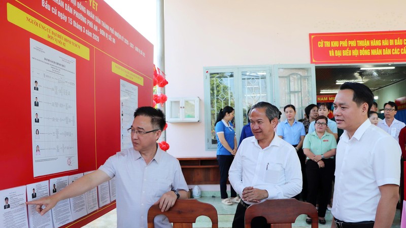 胡志明市领导视察选举流程试运行工作