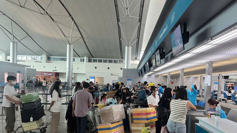 民众在胡志明市新山一机场办理登机手续。