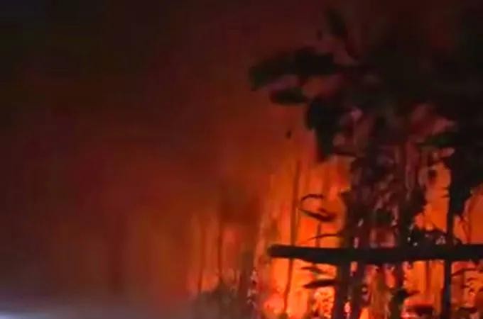 各职能力量与当地居民全力扑救。