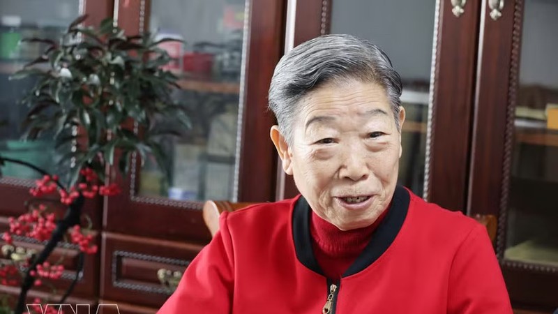 中国对越友好人士、原桂林南溪山医院医护人员于淑惠女士接受越通社驻中国记者的采访。 