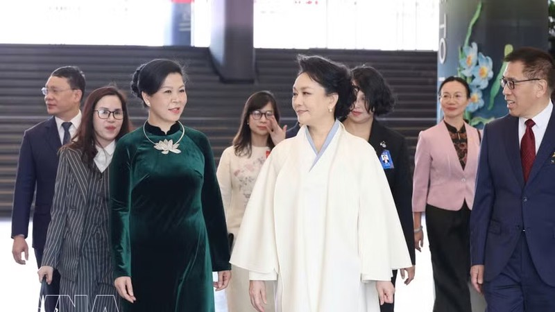 党中央总书记、国家主席苏林夫人与中共中央总书记、国家主席夫人会面交流