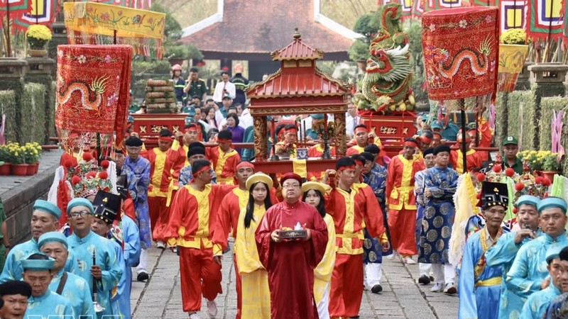 胡志明市雄王庙会：向国组雄王敬献粽子仪式。