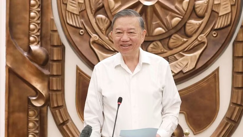 党中央总书记、国家主席苏林在河内与国家主席办公厅举行工作会议。 