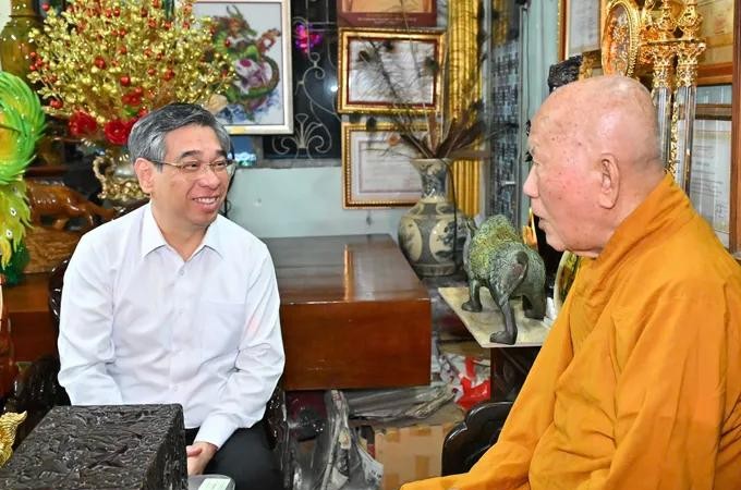 阮福禄副书记亲切慰问释如念长老和尚。