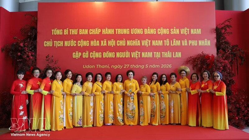 旅泰侨胞在VT Nam Nueng中心等候苏林总书记、国家主席时合影留念。
