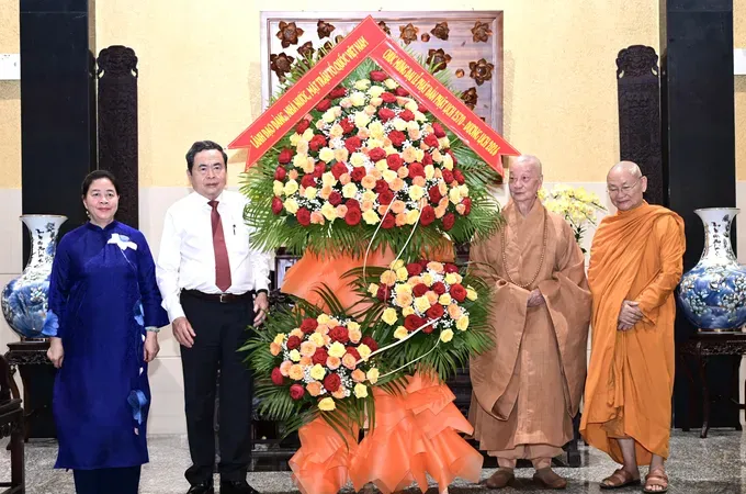 国会主席陈青敏在胡志明市祝贺佛诞大典