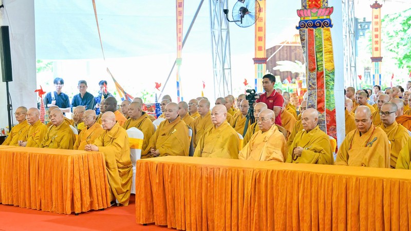  胡志明市在黎氏莲公园举行英雄烈士缅怀仪式 