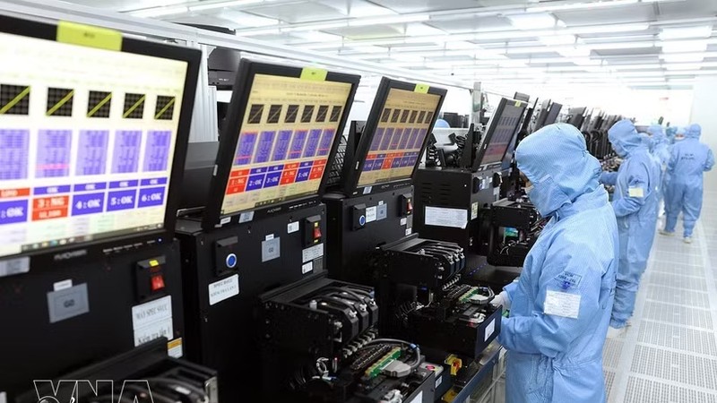 宁平省福山工业区，韩国独资企业MCNEX VINA有限责任公司工厂内，出口摄像头模组及电子元件生产线正在运行。
