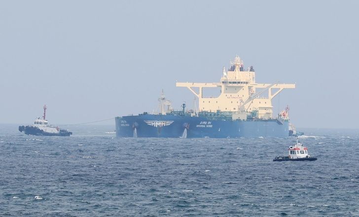 一艘韩国油轮在通过霍尔木兹海峡后，正准备靠泊蔚山港。图：YONHAP