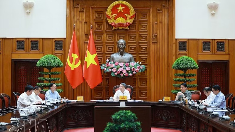 黎明兴总理主持会议。