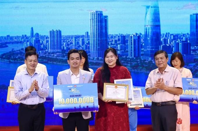胡志明市市委宣教与民运处副主任曾友锋向荣获比赛一等奖的作者颁奖。