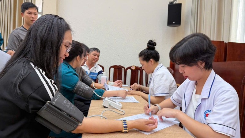 发起仪式结束后，定期健康体检计划随即为569名干部、公务员、职员开展。