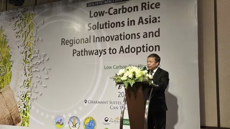 越南农业科学院院长阮鸿山教授在研讨会上发表讲话。图自《政府报》 