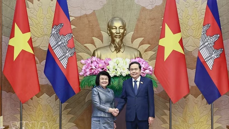 国会主席陈青敏与柬埔寨国会主席昆索达莉举行会谈。