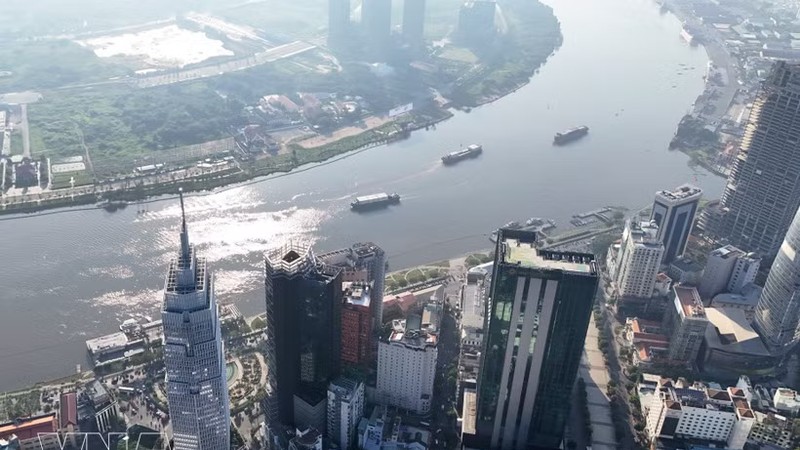 附图：胡志明市中心区西贡河畔的金融楼群。