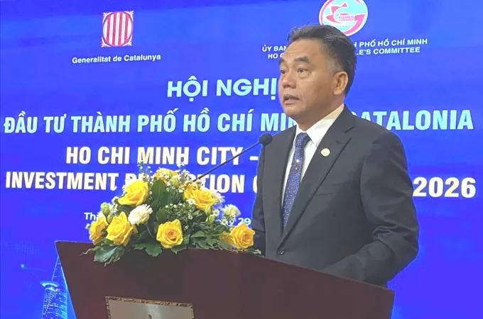 胡志明市人委会常务副主席阮禄河在会议上致辞。