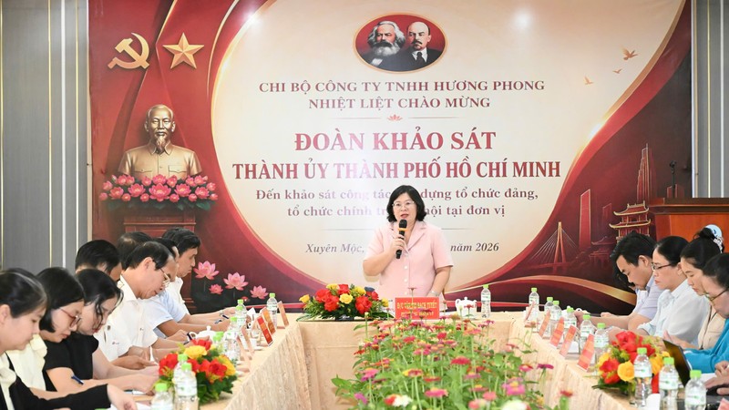 胡志明市市委副书记文氏白雪在视察时致辞。图：越勇 
