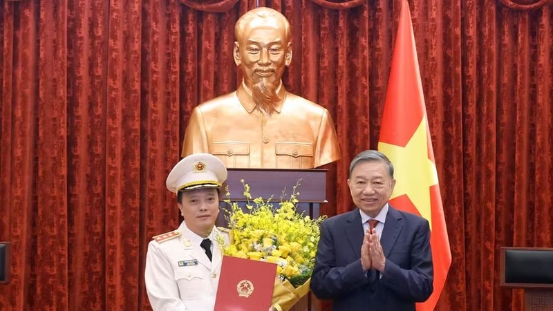 党中央总书记、国家主席、人民武装力量统帅、国防与安全委员会主席苏林向公安部副部长邓鸿德授予晋升上将军衔决定。