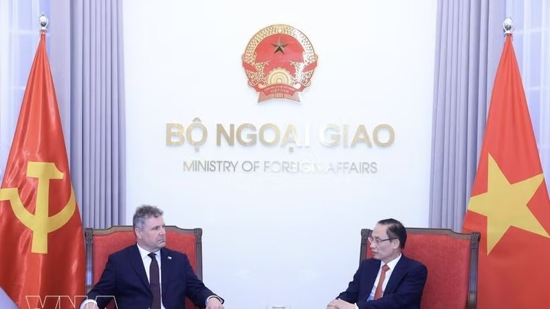 越南外交部长黎怀忠在河内会见正在对越南进行工作访问的捷克和摩拉维亚共产党主席罗曼·劳恩。