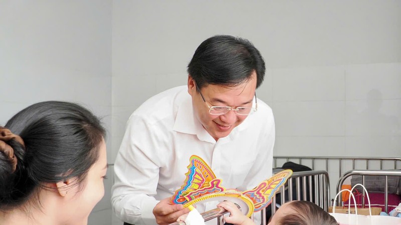 黎国峰副书记探望并向正在第一儿童医院接受治疗的患儿赠送中秋礼物（图：黄雄）