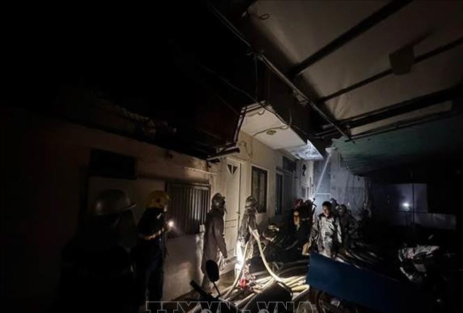 河内消防与救援警察力量紧急开展搜救并扑灭火灾。图：越通社发