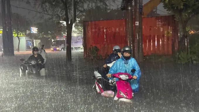 9月10日晚上，强降雨造成福门乡巴赵街受淹。图:阮新