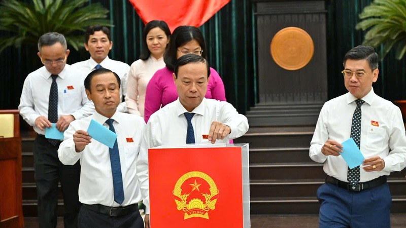 代表投票选举胡志明市人委会副主席职务。图：越勇